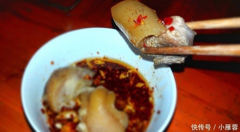 首次去婆婆家,她炖了一锅猪脚,全家吃嗨了,我却迟迟不愿下筷子