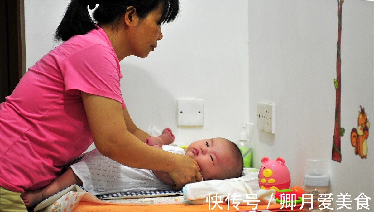 宝宝|保姆趁宝宝睡着时摆弄东西,宝妈看明白后泪目,选保姆重点看品行