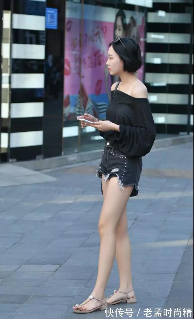 穿搭 气质短发小姐姐一字漏肩装大秀锁骨,流苏牛仔短裤美的冒泡