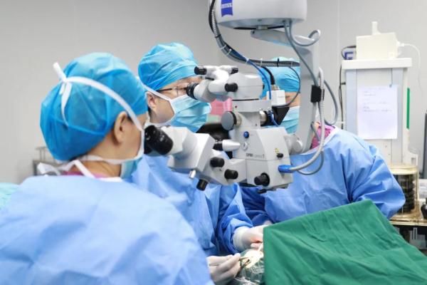 小美|每天看手机超5小时，11岁女孩眼珠子“斜”了