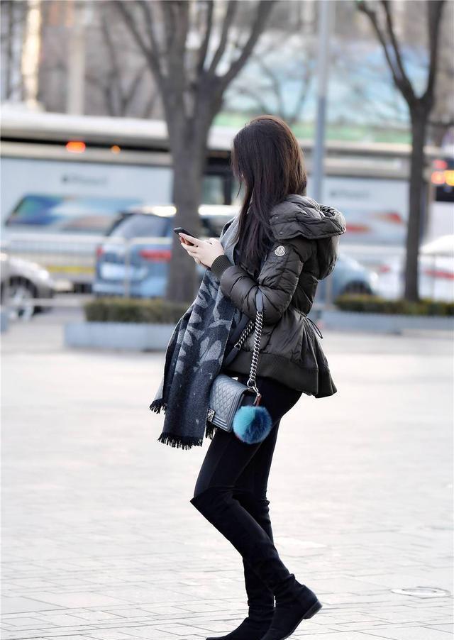 美女 黑色绒面过膝靴, 搭配紧身裤, 短款的羽绒服很好看