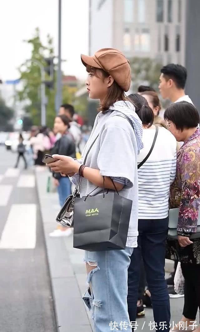 休闲衫 蓝色牛仔裤搭配红色休闲衫,很显青春的活力,简约不失简单