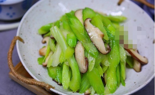 芹菜这样炒,虽是素菜,吃起来比肉还香,成本只要几块钱