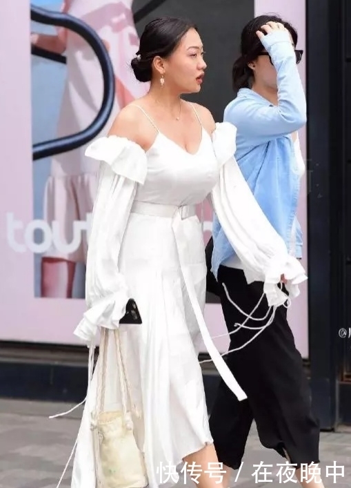 街拍:面容甜美的小姐姐,飘逸长裙穿出秀丽潇洒好气质