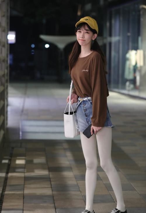 街拍小姐姐一条卫衣裙,白色的款式很百搭,尽显时尚魅力