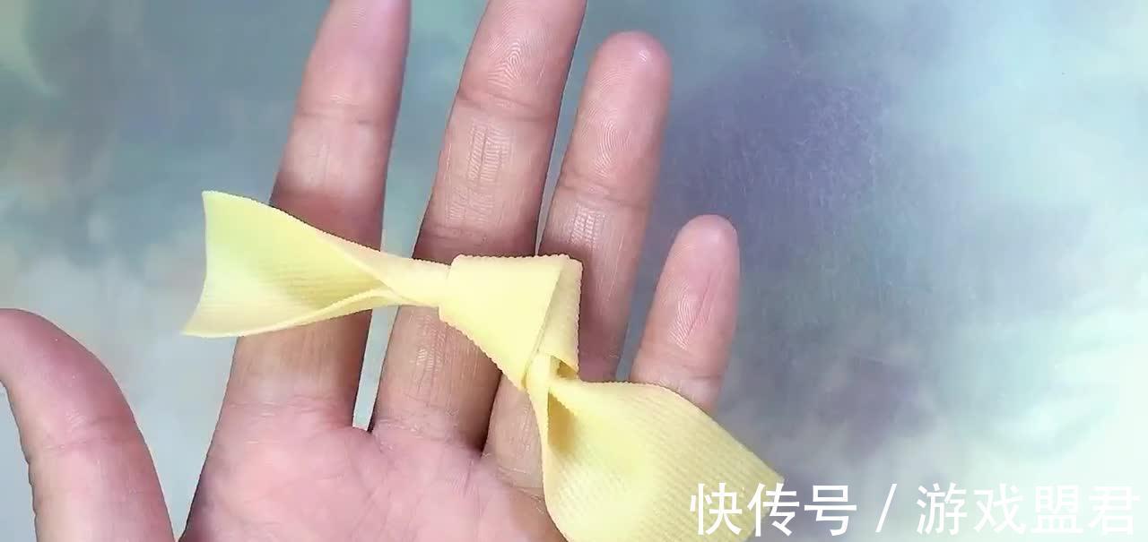 韭菜烧豆腐皮，微辣咸香软嫩适口，素菜吃着比肉还香