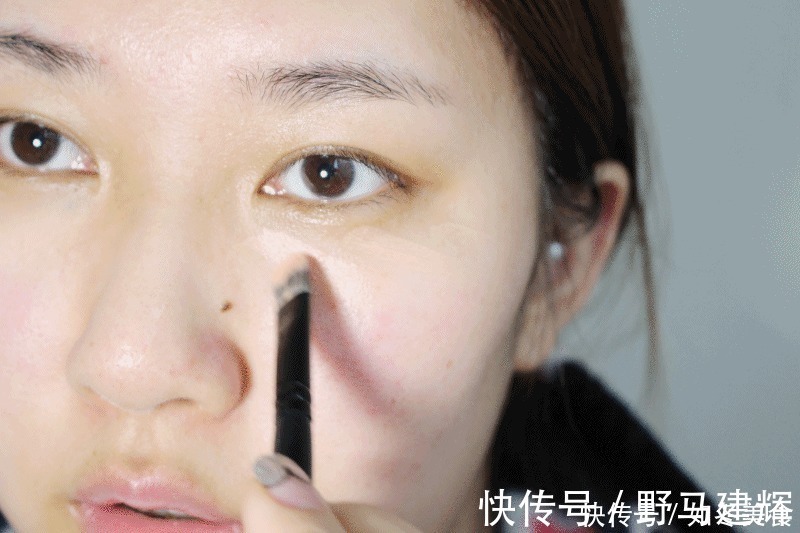 俗气|过了30岁的女人化妆时,注意避开这些误区,不然的话既显老又俗气