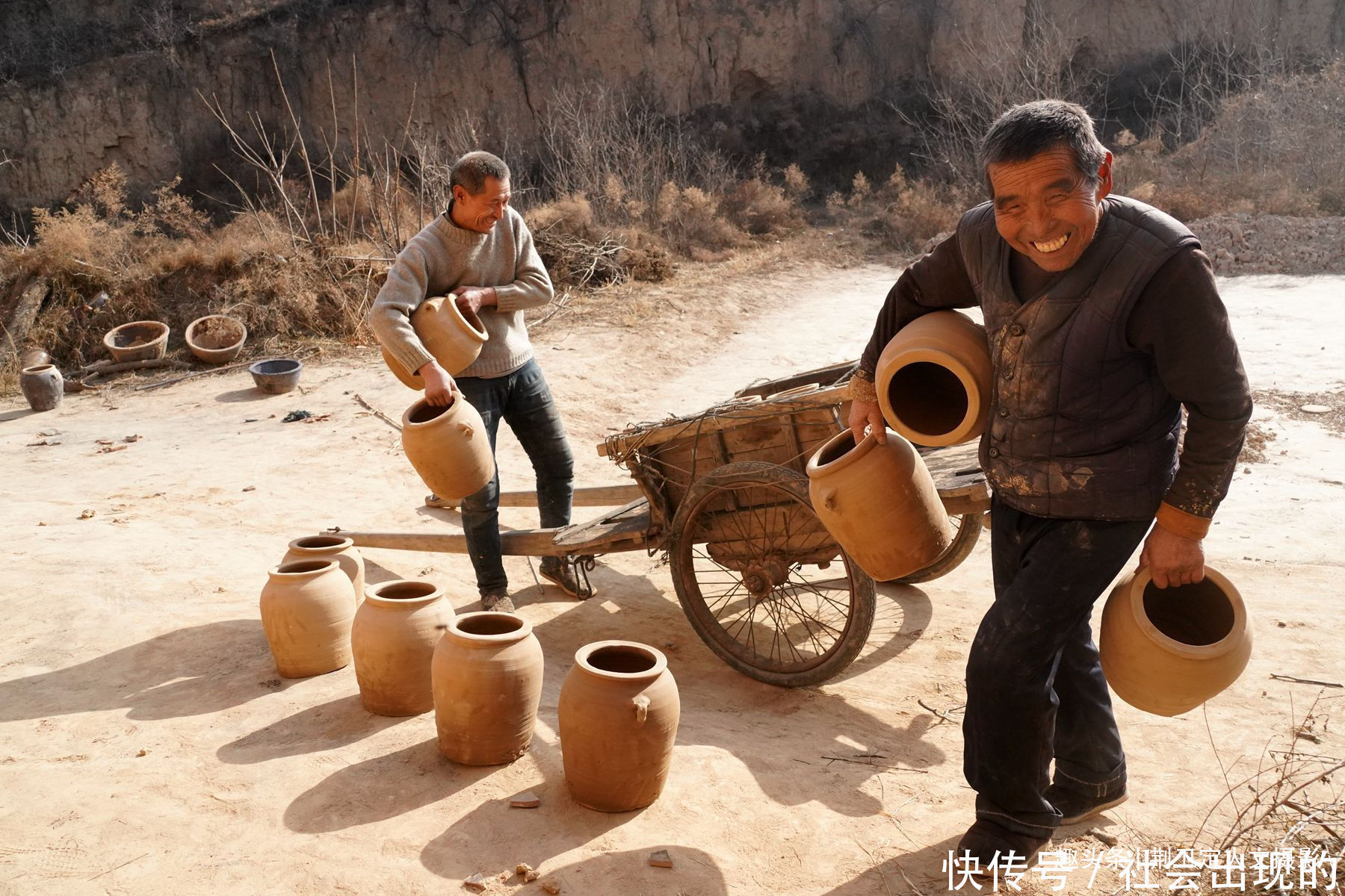 农村大爷有门怪生意,专为死人烧罐子,干了30年不让孩子学