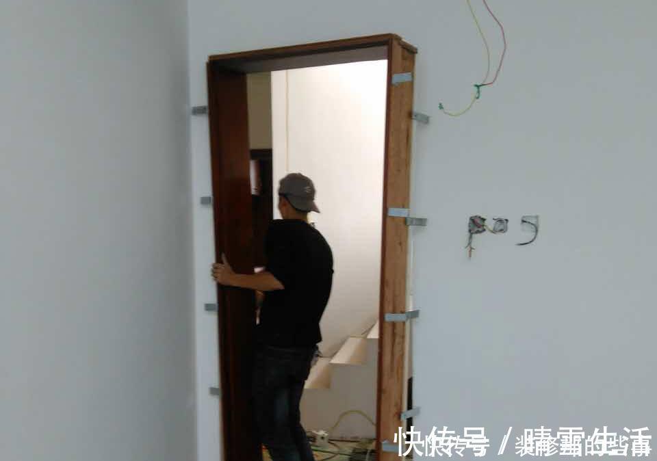 安装|一旦木工把木门安装成这样，立马让他重新安装，否则不要给他工钱