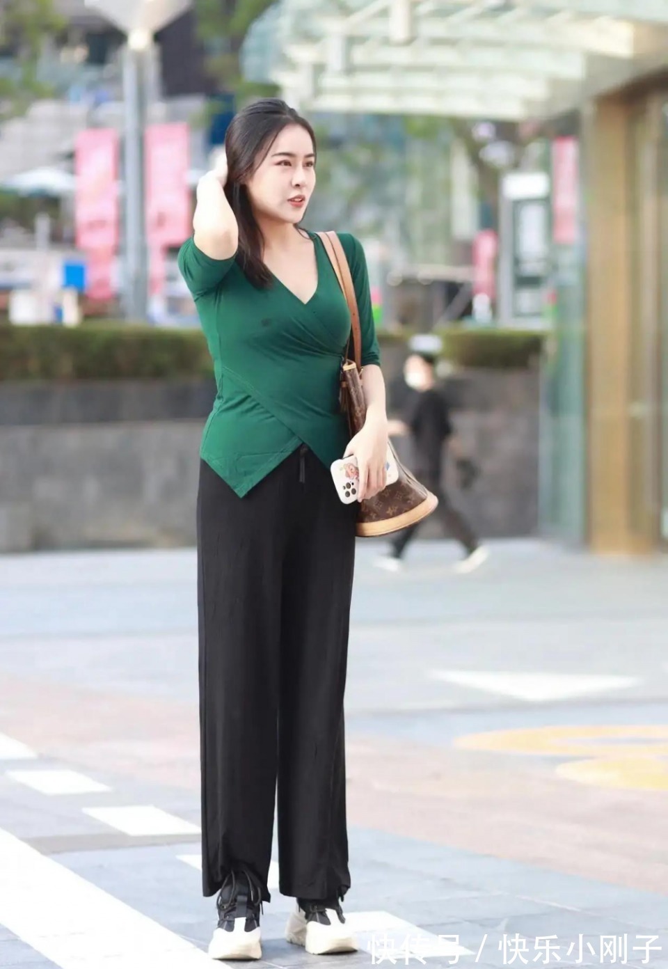 时尚","m":"584d9b73f9ea49b8578d6c951e5e028e83663753","nlabel":"stat_3139878851:zm.news.so.com:6L6w6ZKK56S+5Lya,pageType_zmt,glevel_3","ntag":"tfashion;sfashion_时尚;kfashion_1:穿搭;kfashion_1:打底裤;call_P:全类:时尚:美女