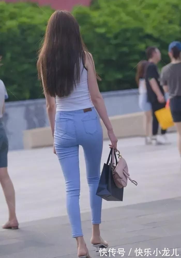 紧身牛仔裤 小姐姐穿紧身牛仔裤休闲又显瘦,展现时尚气质,个性十足