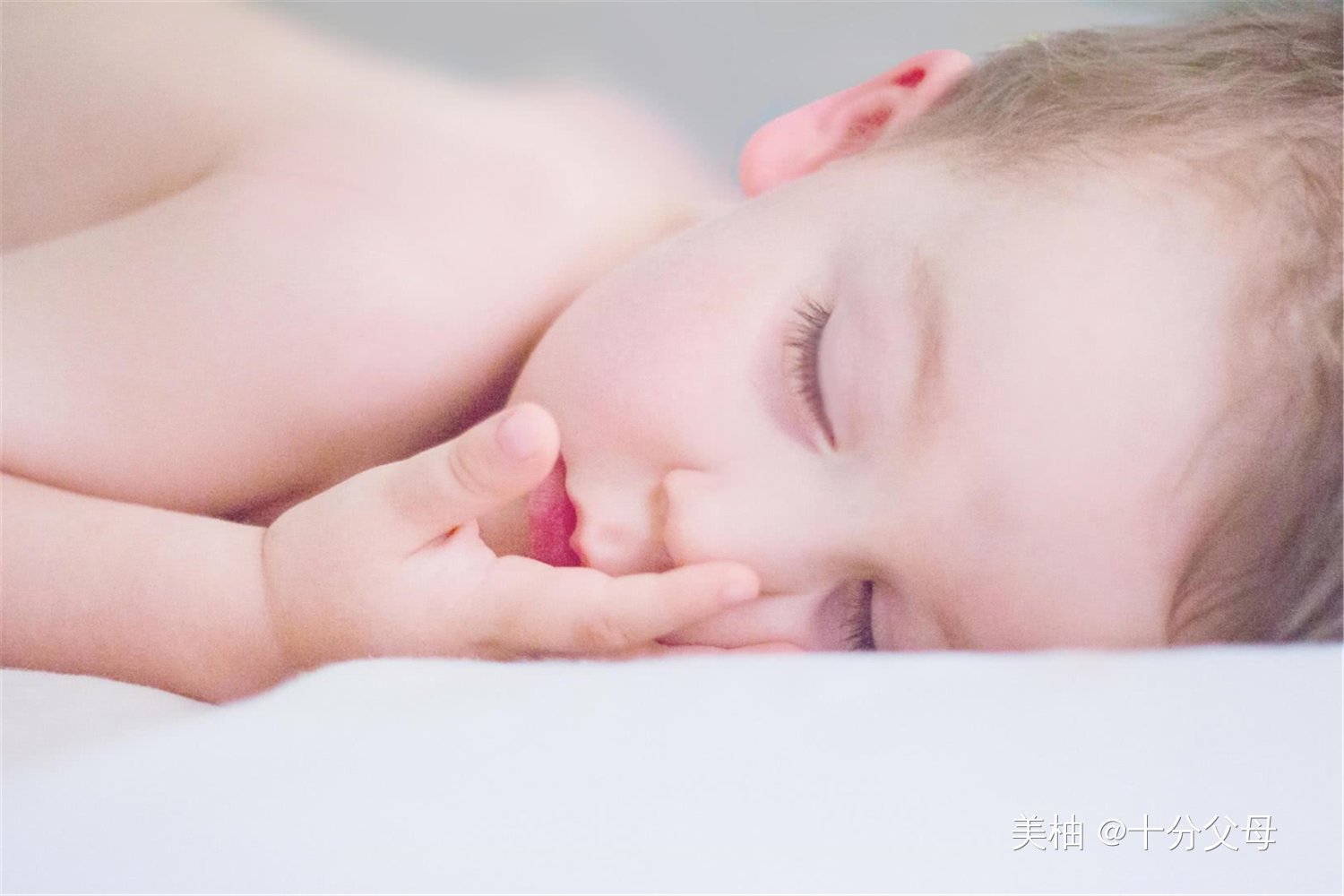 长时间|长时间保持这3种睡姿,宝宝头骨易变形,别等到头型定了再后悔
