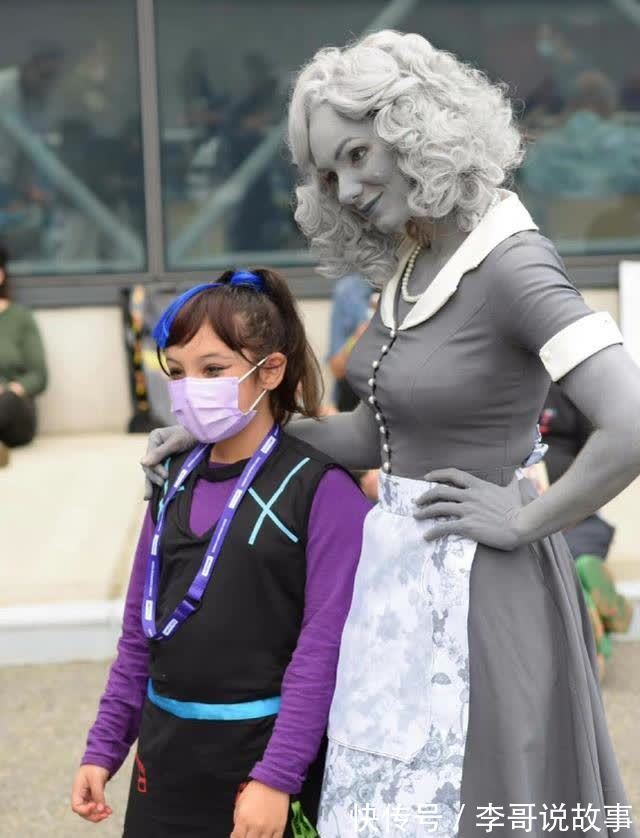 漫展上,两位coser将老年旺达和幻视演绎到位,黑白风格值得点赞