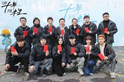 每日视听|吕岩松履新中宣部副部长,《月光书房》开播,《埃博拉前线》定档