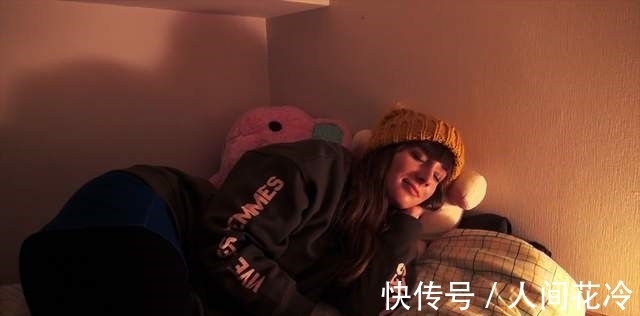 艾玛|女孩蜗居在8平方米公寓里,生活设施一应俱全,月租3800贵吗?