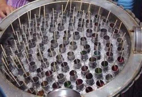 难得一见的“老式冰棍”,1根2块钱,大姐现场制作不用电全靠摇