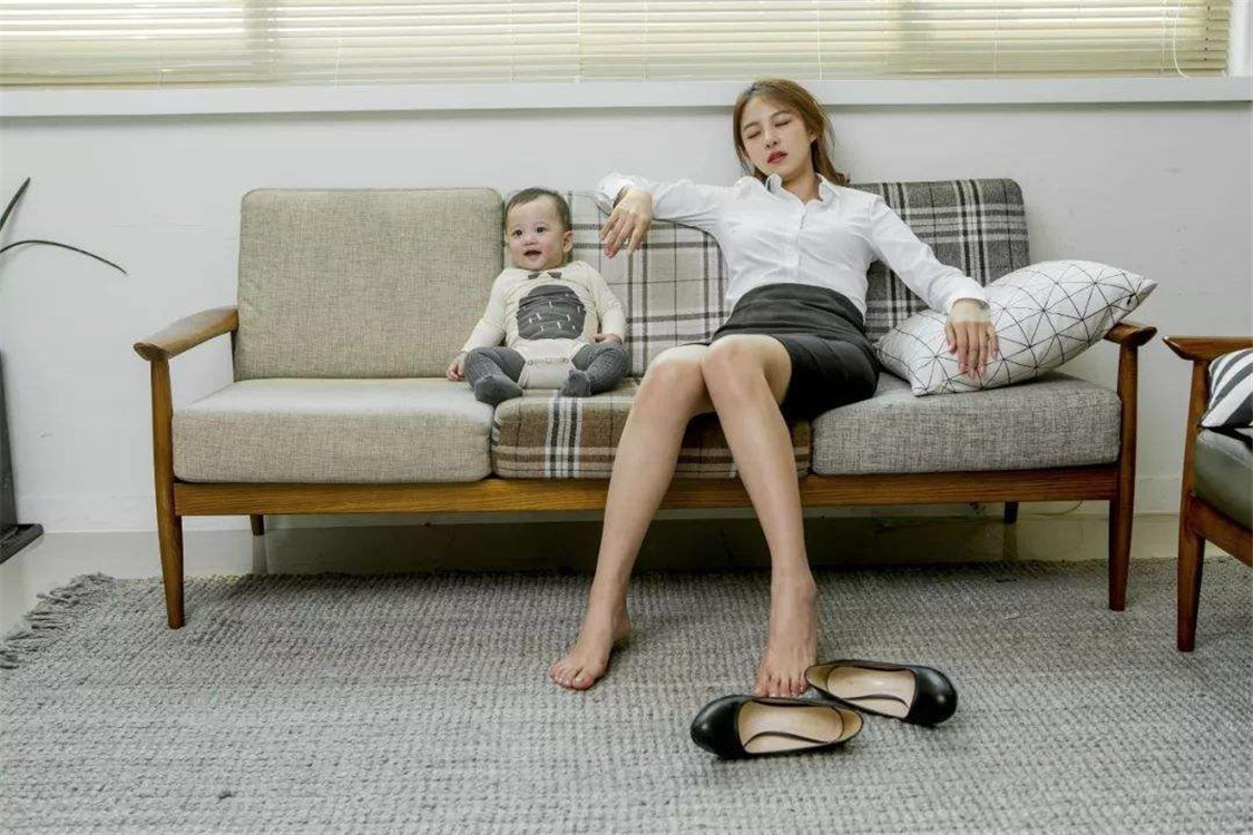 小宝宝独自看电视,宝妈却在一旁呼呼大睡