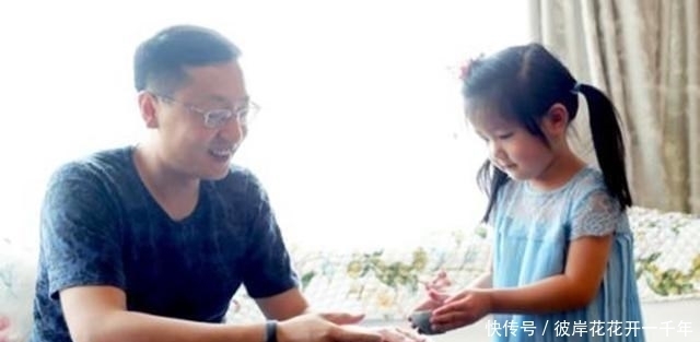 做法|超市里,3岁孙子抱着玩具不撒手,奶奶做法被称赞:高情商!