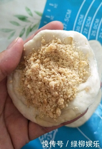 想吃酥饼不用买,教你最简单做法,一卷一擀,酥脆掉渣,越嚼越香