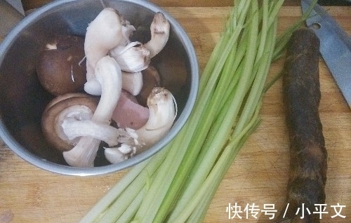 勺子|用勺子吃才过瘾的菜，三种食材，简单易做，鲜香味美，一盘不够吃