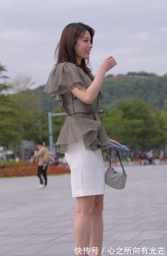 优雅 夏末初秋的职场通勤穿搭，褶皱花边上衣搭配白色半身裙，优雅大方