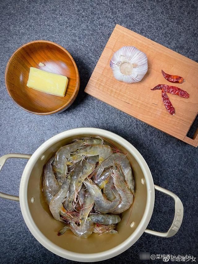 鲜甜|蒜香黄油虾虾肉的鲜甜、浓郁的蒜蓉香味，还有一点点微微的辣