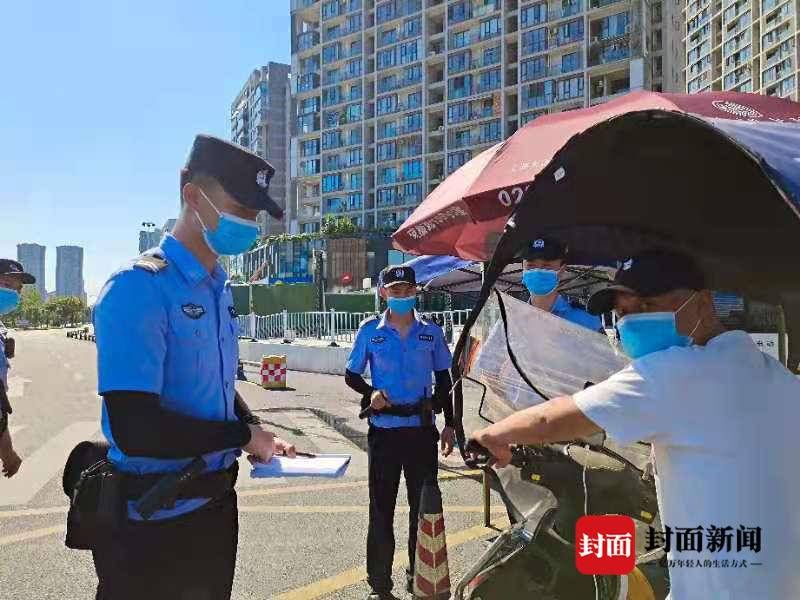 警方|成都龙泉警方支援涉疫地区 烈日下为居民保驾护航