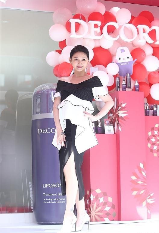 低胸装 大S线下站台风采不再,穿低胸装腋下赘肉却抢镜,面部卡粉不精致