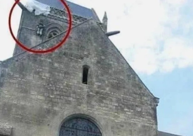 二战|二战最会“装死”的士兵,挂教堂上逃过死亡,结果挂了75年没下来