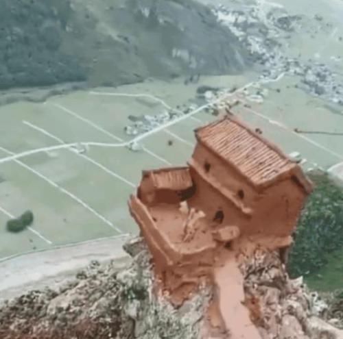 双胞胎|双胞胎姐姐抱着双胞胎弟弟火了，网友羡慕：爸妈拥有两倍快乐