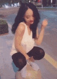 |搞笑GIF:火车站见到的情形,看到这一幕我又相信爱情了