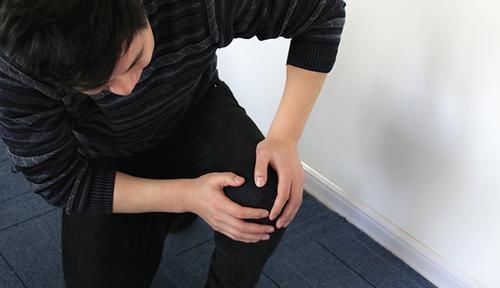 疼痛|走平路没事,但上下楼、蹲起膝盖会痛,是怎么了?本文说出原因