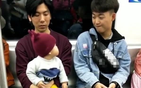 宝妈|“痴情宝宝”地铁上撩小哥哥火了,奶爸:看啥呢?爹在这呢!