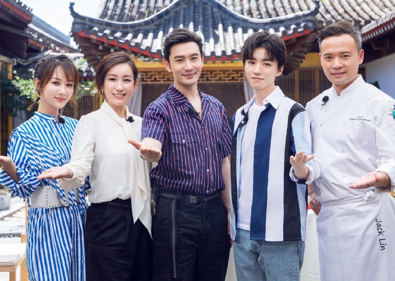 杨紫坐秋千吓到闭眼睛，王俊凯很皮但有分寸，手一直没松开