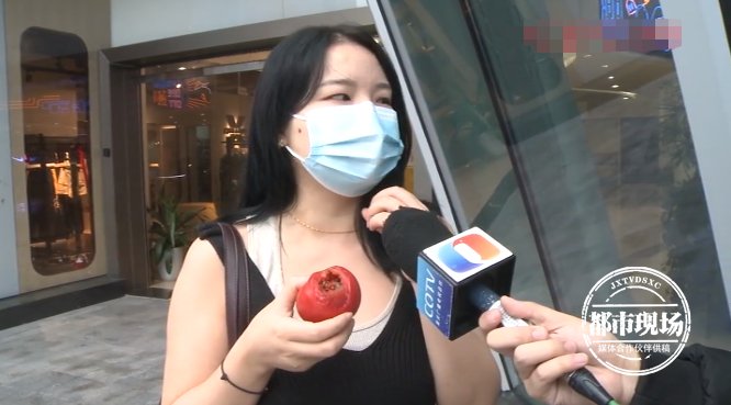 女子咬了口西红柿，里面的东西让她吐了