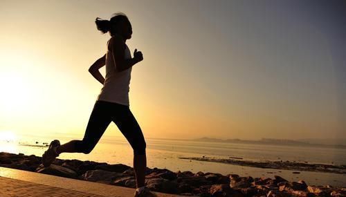 总睡不好的人，谨记：早1忌，中午1不要，晚上4不做，防老得早