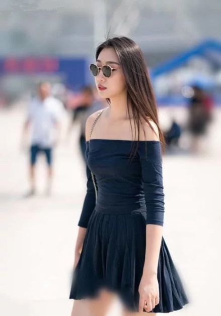 休闲裤|街拍:美女时尚的白衬衫搭配休闲裤,简单利落