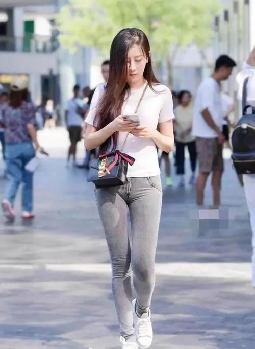 开叉裤 牛仔打底裤搭配时尚上衣,打造设计感,非常协调统一