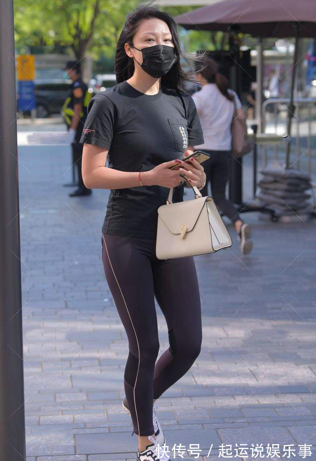 穿搭 打底裤配合黑色短袖,上身很有时尚感,凸显满满的女人味