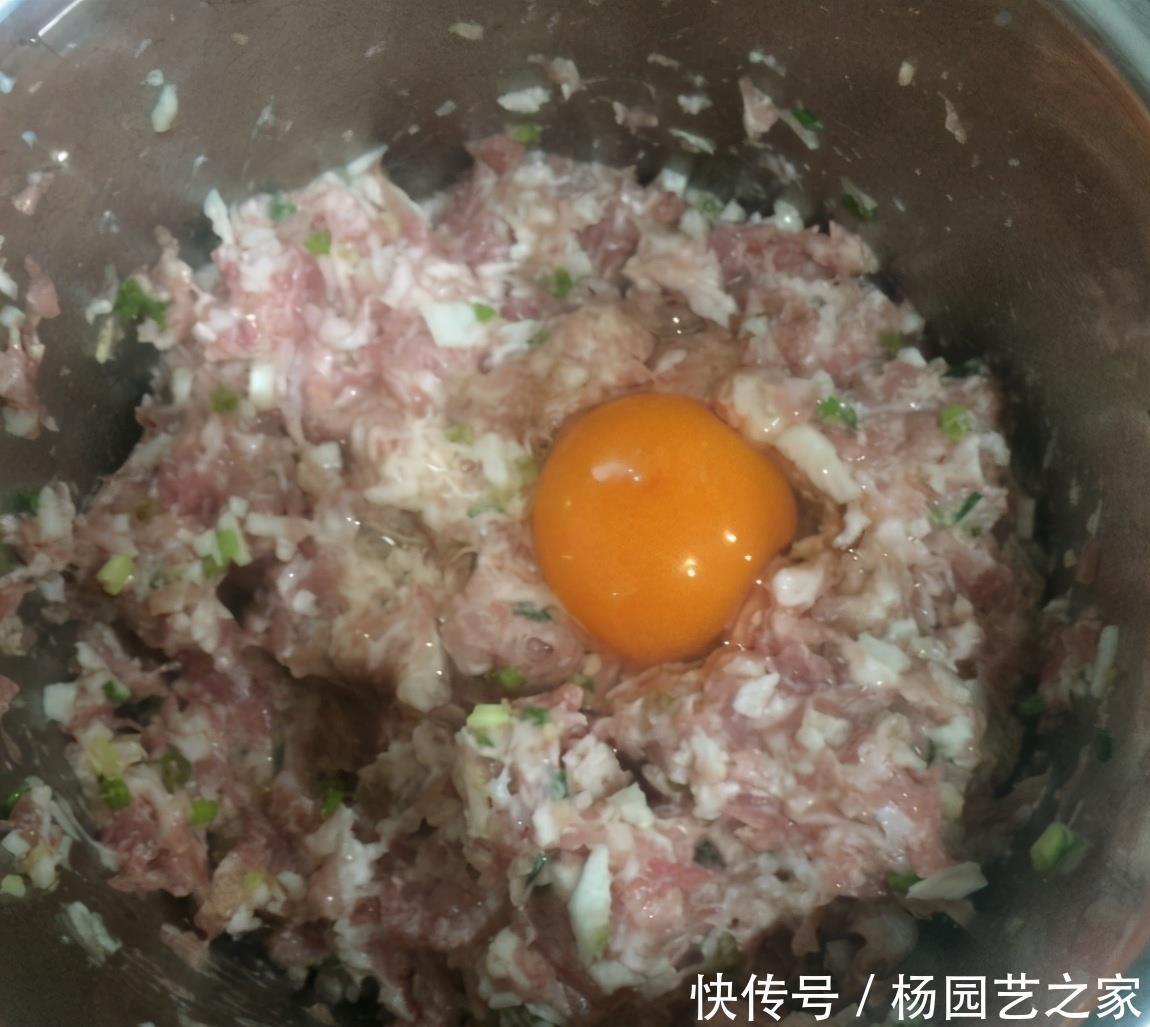  好吃|炸肉丸，牢记“3加2不加”，保证香酥可口，不散不腥不糊，好吃