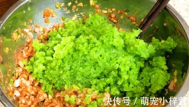 芹菜|冬天，用它包饺子，比白菜韭菜鲜，再贵也要吃，我家一周吃4次，太香了