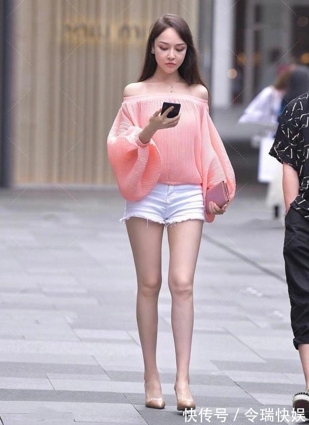 版型 粉色上衣搭配白色牛仔短裤,温柔典雅,气质迷人