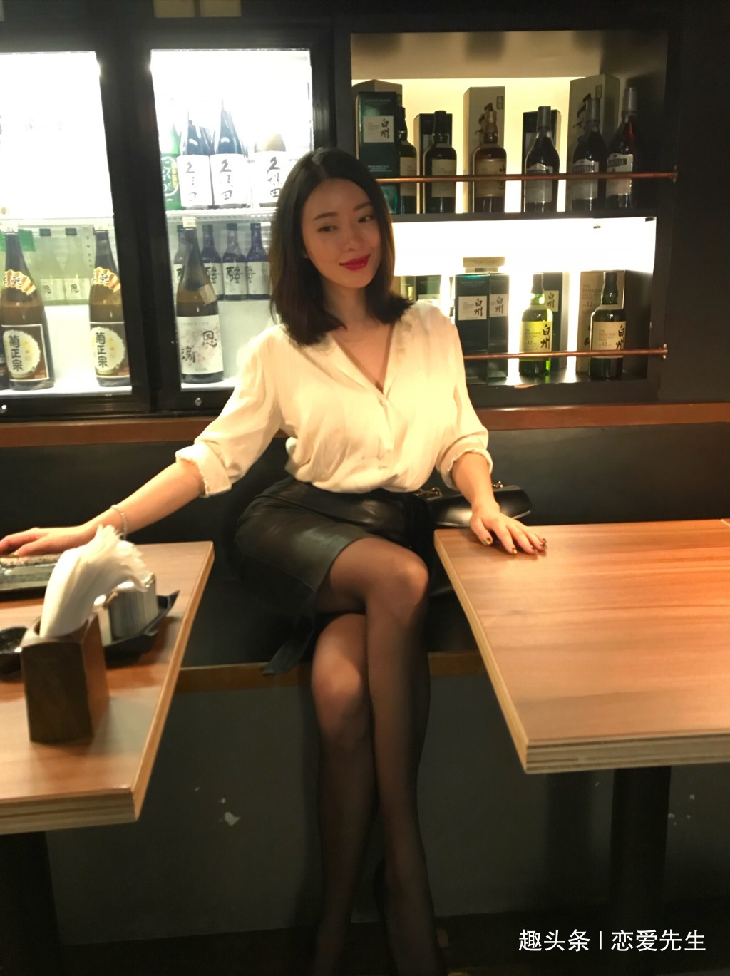 丝袜 黑丝皮裙高跟穿搭,深V白色亚麻衬衫迷人坐姿