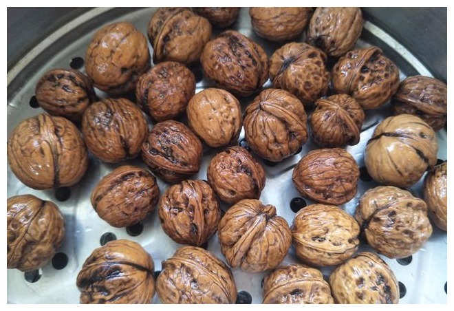 核桃好吃难去壳，试试放锅蒸一蒸，核桃皮容易去，核桃完整不易碎