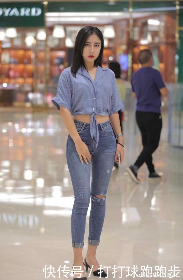 个性时髦的紧身牛仔裤,增添了一丝甜美气息,秀出妹子的精致典雅