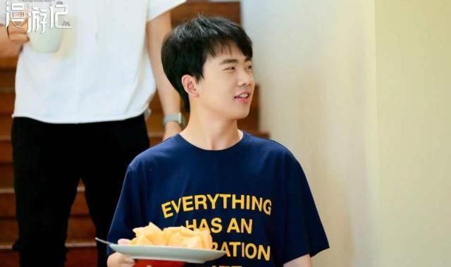 郭麒麟3个月就接了9档综艺,何炅看不下去了,五字吐槽尽显现实