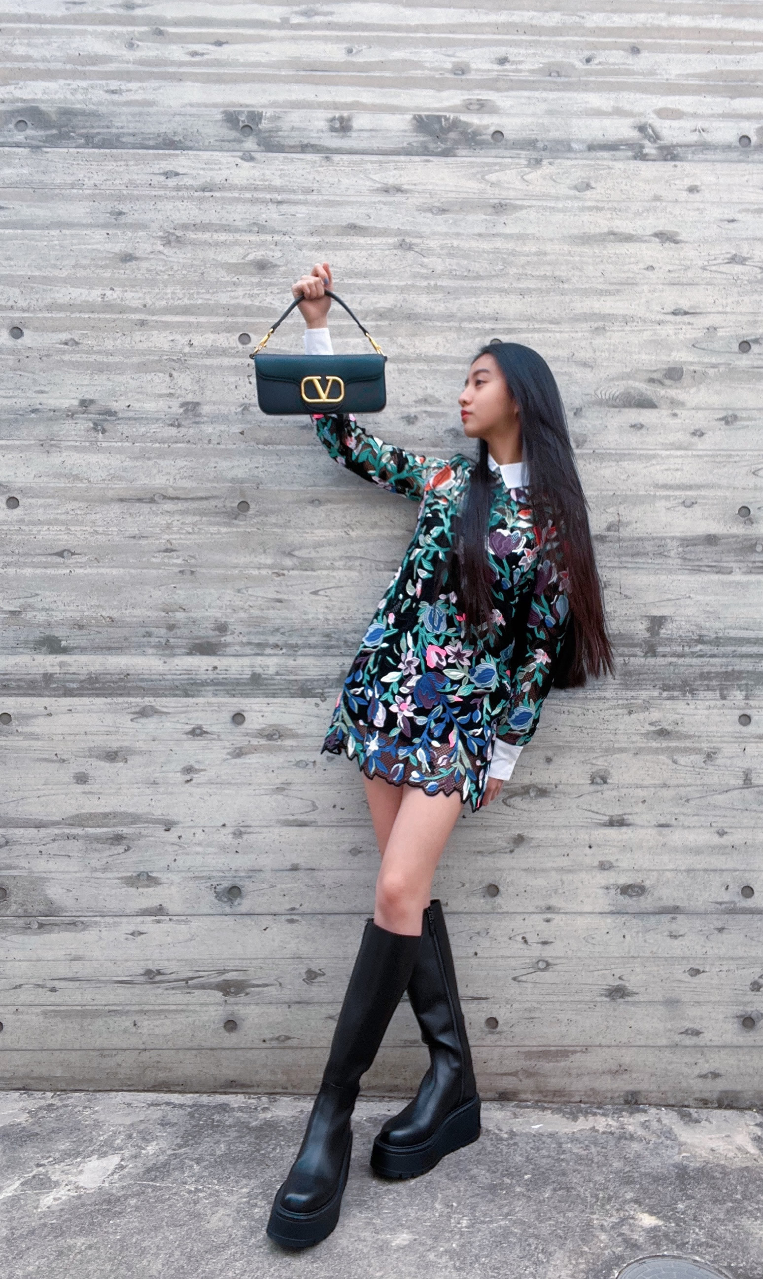 美少|美少女木村光希晒出一组街拍,她穿了一件蓝绿色印花连衣裙