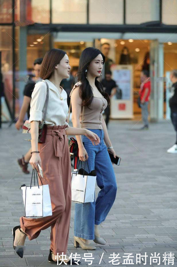 街拍：逛街穿牛仔阔腿裤，充满了简单时尚的感觉