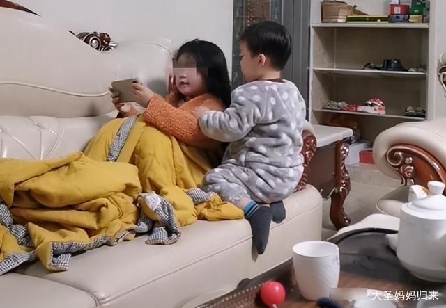 规矩|弟弟“伺候”刚洗完澡的姐姐火了,网友:让姐姐收拾得明明白白的