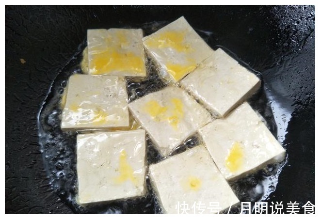 烧豆腐时，直接下锅容易碎，多加1步，豆腐完整又好吃